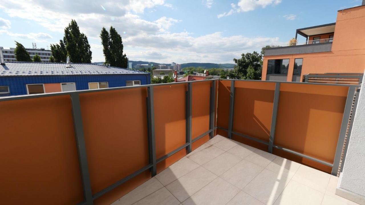 Air-Conditioned, 2 Room Apartment With Terrace Bratislava Luaran gambar