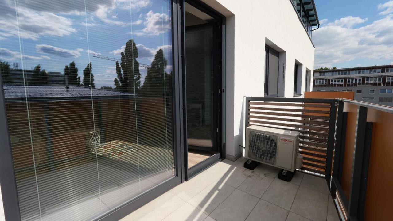 Air-Conditioned, 2 Room Apartment With Terrace Bratislava Luaran gambar