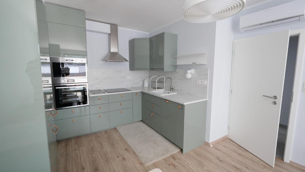 Air-Conditioned, 2 Room Apartment With Terrace Bratislava Luaran gambar