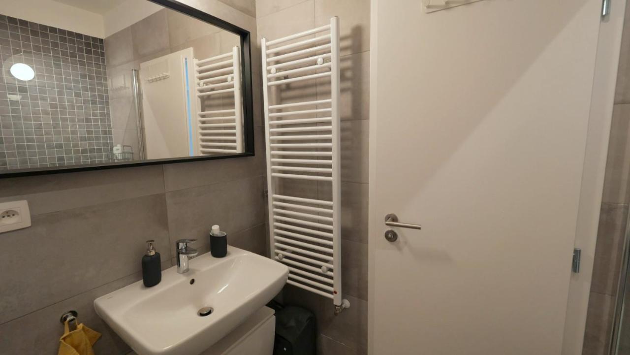 Air-Conditioned, 2 Room Apartment With Terrace Bratislava Luaran gambar