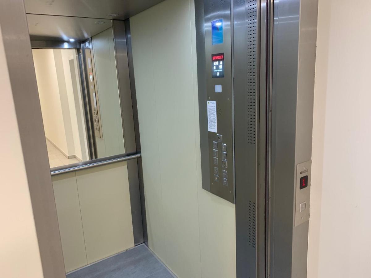 Air-Conditioned, 2 Room Apartment With Terrace Bratislava Luaran gambar