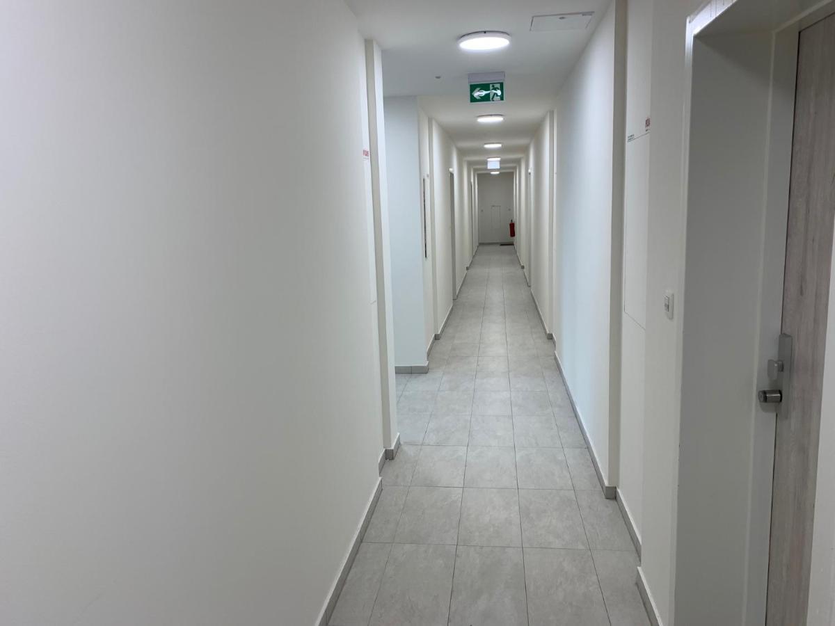 Air-Conditioned, 2 Room Apartment With Terrace Bratislava Luaran gambar