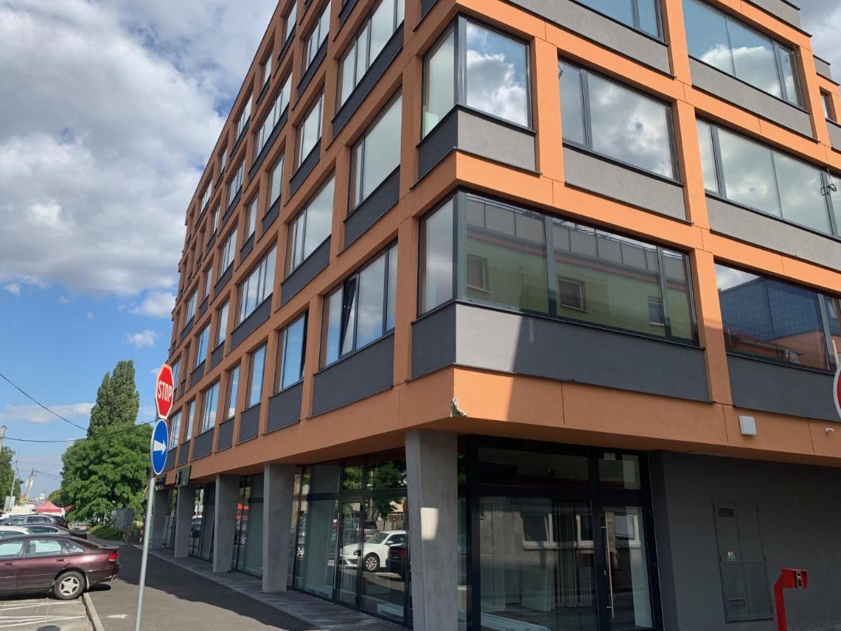Air-Conditioned, 2 Room Apartment With Terrace Bratislava Luaran gambar