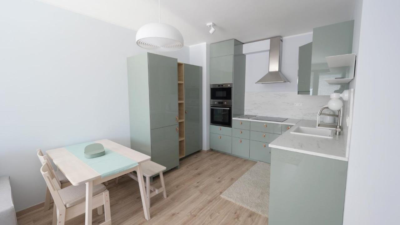 Air-Conditioned, 2 Room Apartment With Terrace Bratislava Luaran gambar