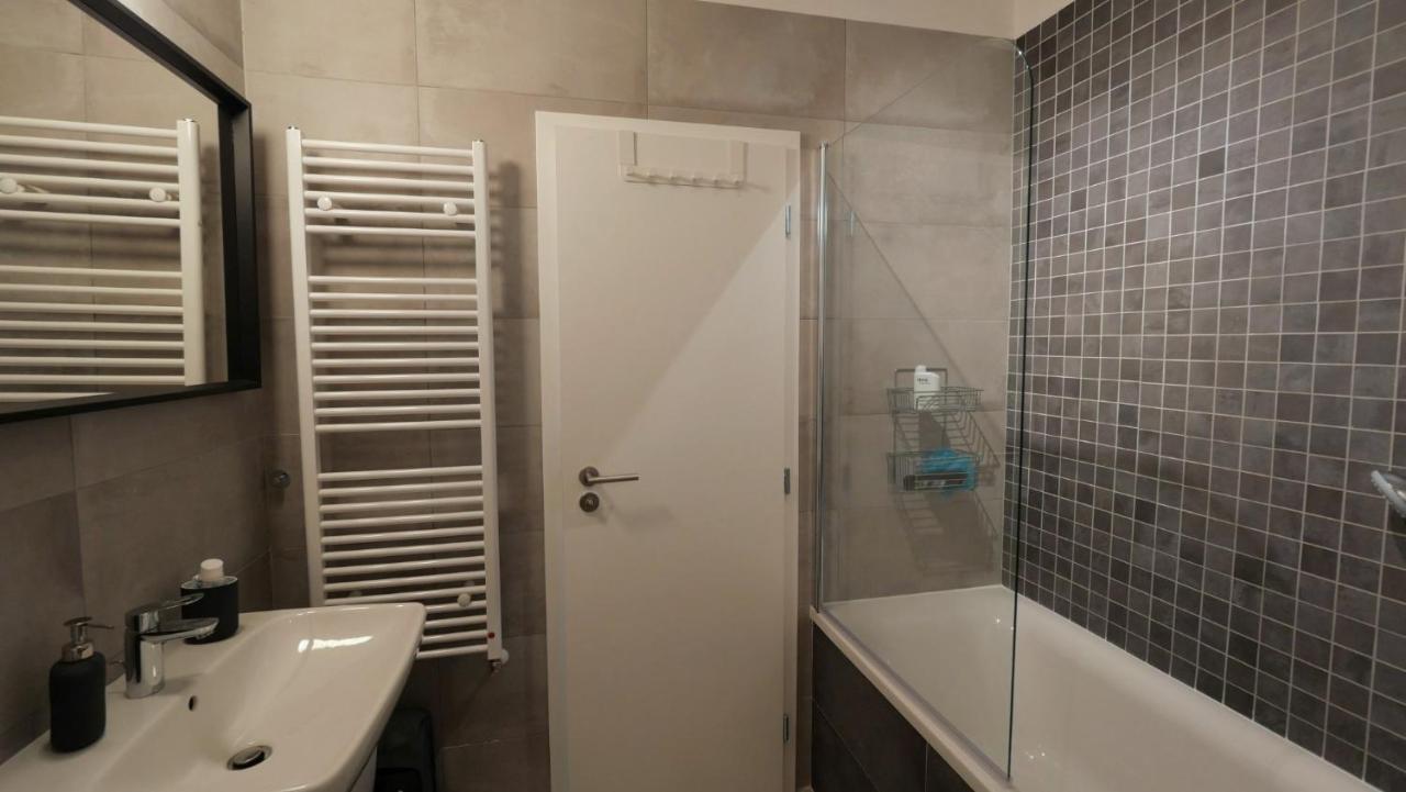 Air-Conditioned, 2 Room Apartment With Terrace Bratislava Luaran gambar